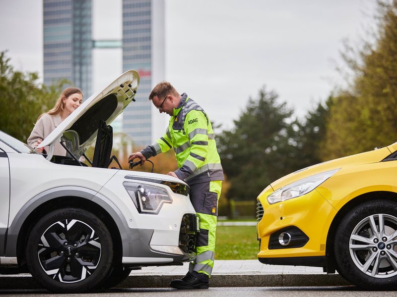 adac-pannenhilfe-starterbatterie-elektroauto.jpg Bild adac-pannenhilfe-starterbatterie-elektroauto.jpg